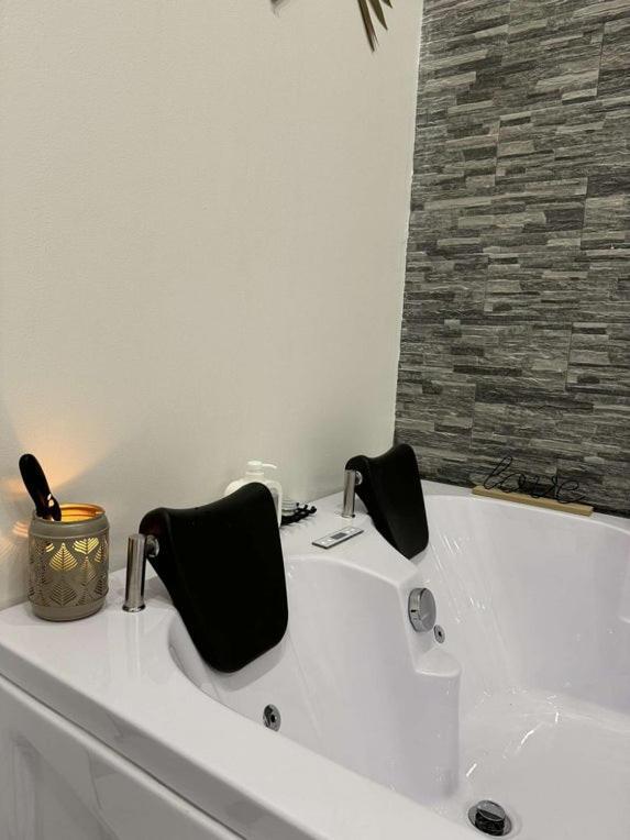 Suite Gold By L Amaryllis I Jacuzzi & Sauna Prive I Centre Beziers Arrivee Autonome Exterior foto