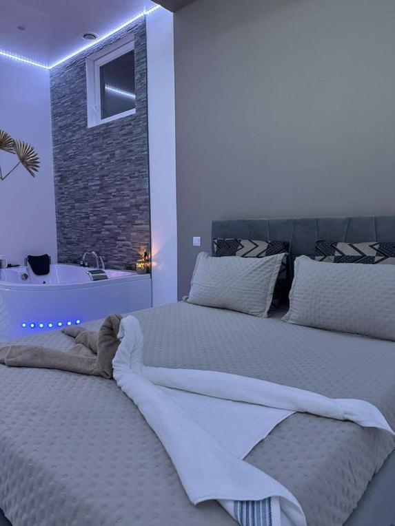 Suite Gold By L Amaryllis I Jacuzzi & Sauna Prive I Centre Beziers Arrivee Autonome Exterior foto