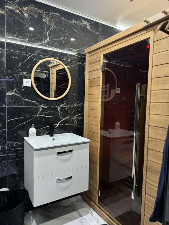 Suite Gold By L Amaryllis I Jacuzzi & Sauna Prive I Centre Beziers Arrivee Autonome Exterior foto