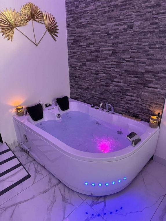 Suite Gold By L Amaryllis I Jacuzzi & Sauna Prive I Centre Beziers Arrivee Autonome Exterior foto