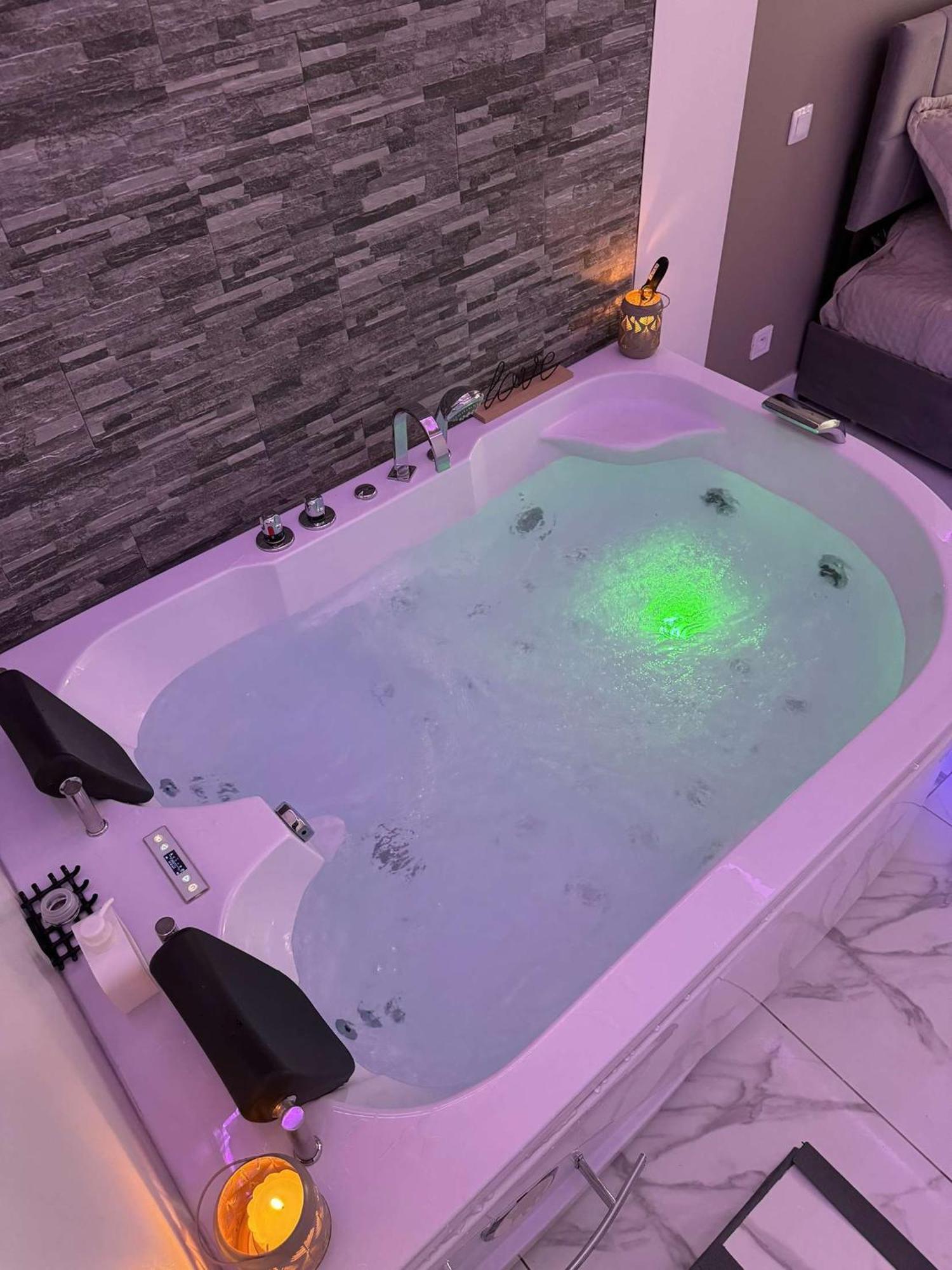 Suite Gold By L Amaryllis I Jacuzzi & Sauna Prive I Centre Beziers Arrivee Autonome Exterior foto