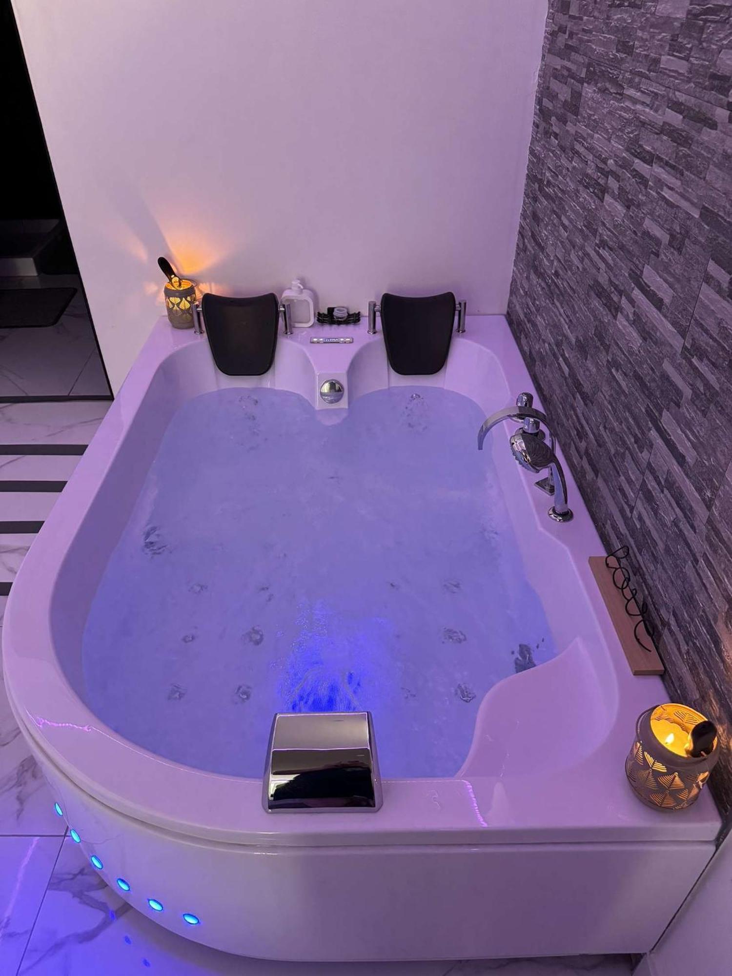 Suite Gold By L Amaryllis I Jacuzzi & Sauna Prive I Centre Beziers Arrivee Autonome Exterior foto