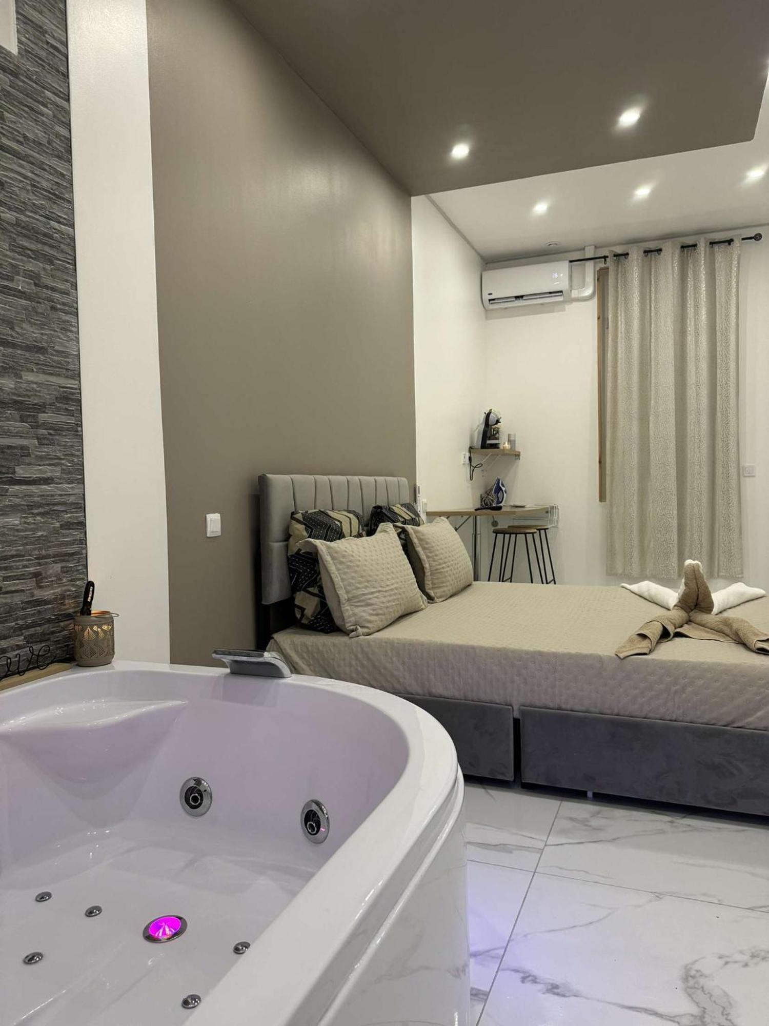 Suite Gold By L Amaryllis I Jacuzzi & Sauna Prive I Centre Beziers Arrivee Autonome Exterior foto
