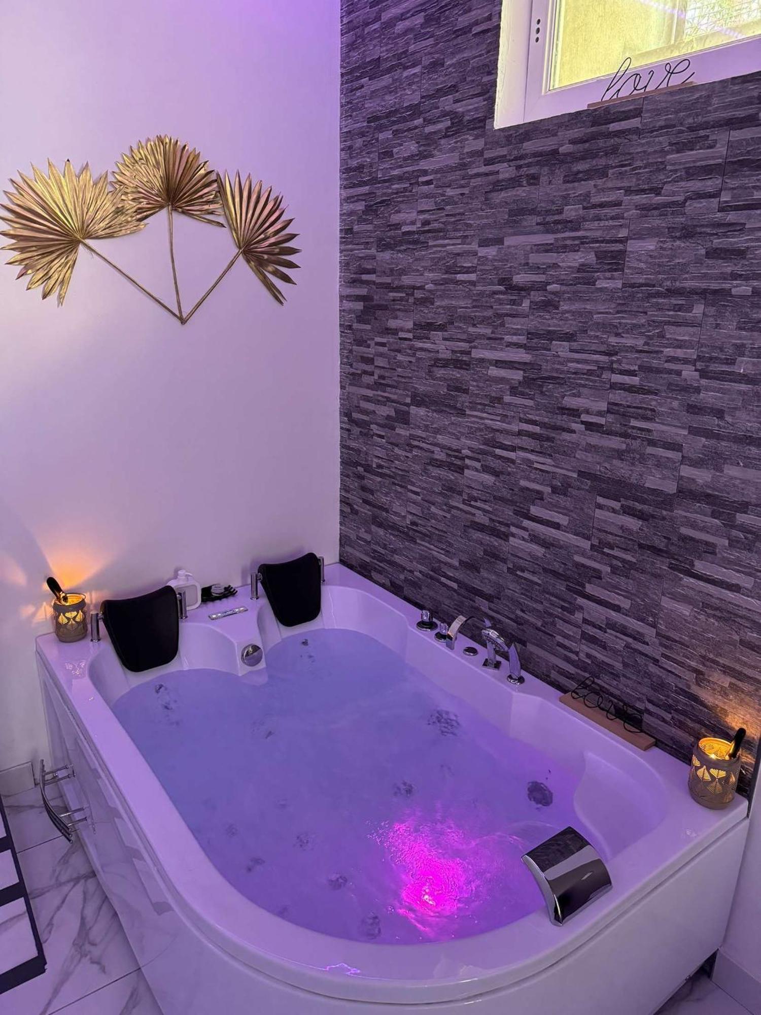 Suite Gold By L Amaryllis I Jacuzzi & Sauna Prive I Centre Beziers Arrivee Autonome Exterior foto