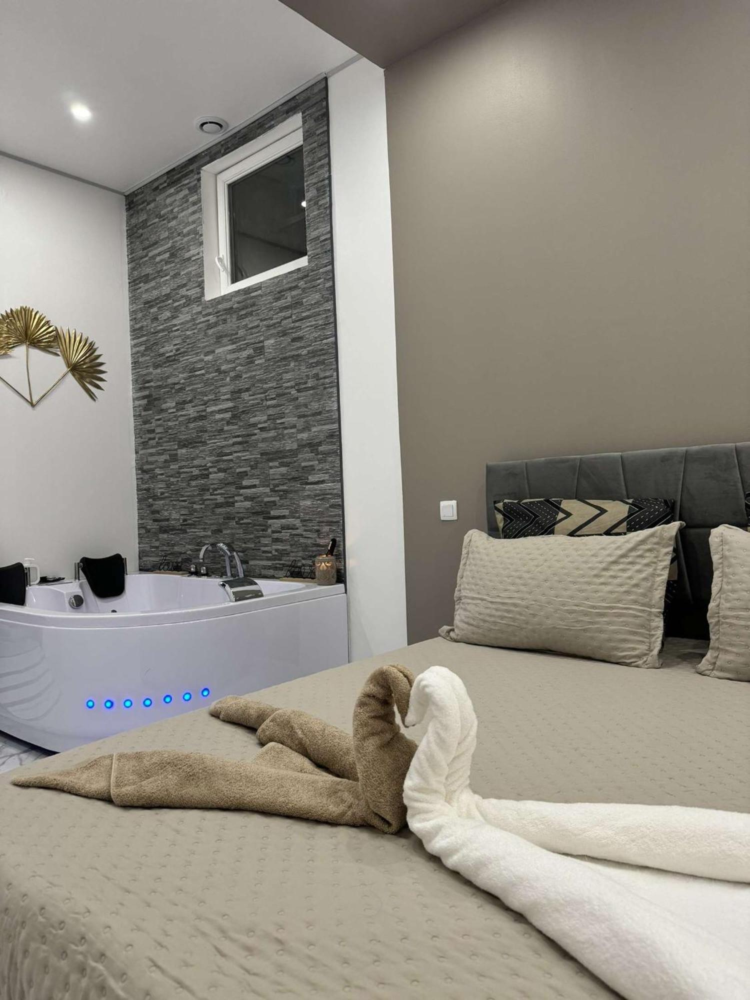 Suite Gold By L Amaryllis I Jacuzzi & Sauna Prive I Centre Beziers Arrivee Autonome Exterior foto
