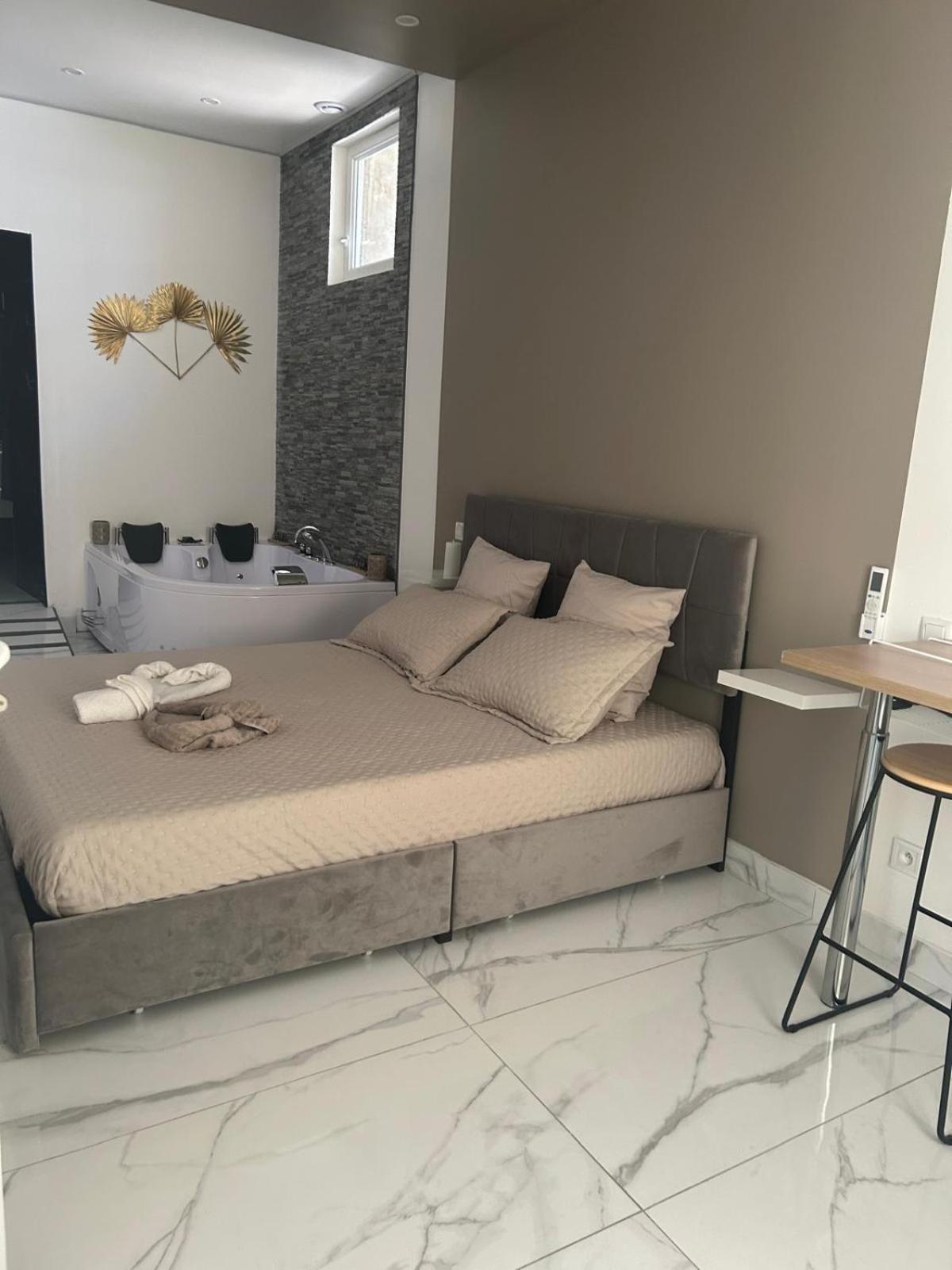 Suite Gold By L Amaryllis I Jacuzzi & Sauna Prive I Centre Beziers Arrivee Autonome Exterior foto